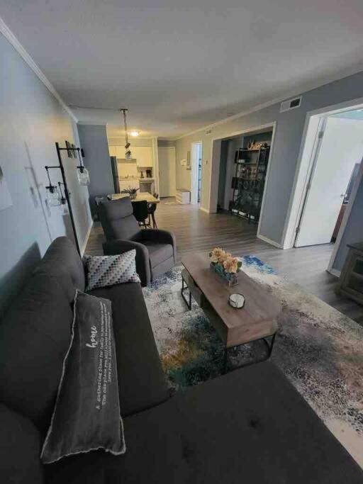 2022 Renovated 2-bdrm Cozy, Lovely W/parking! *