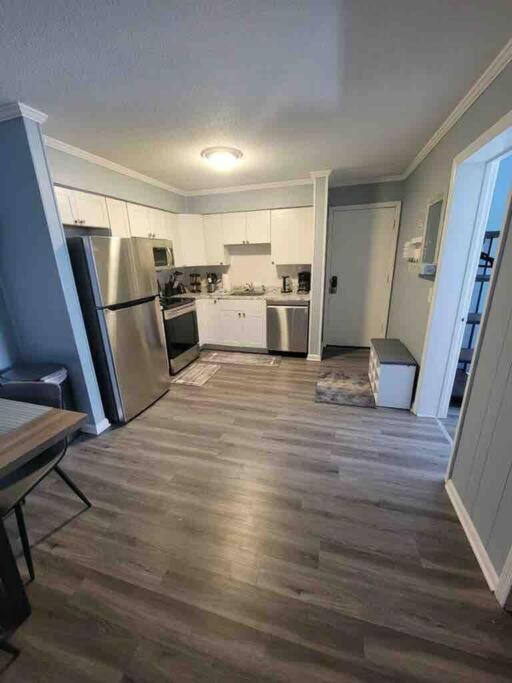 2022 Renovated 2-bdrm Cozy, Lovely W/parking! Apartment *
