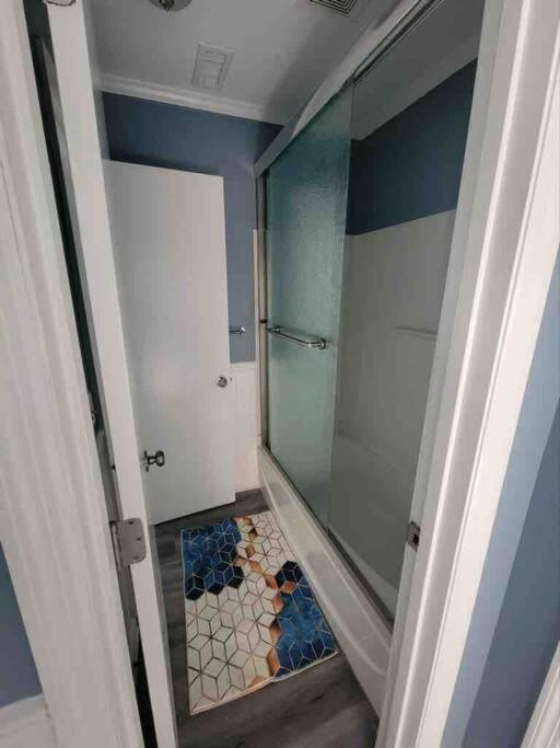 Apartment 2022 Renovated 2-bdrm Cozy, Lovely W/parking!