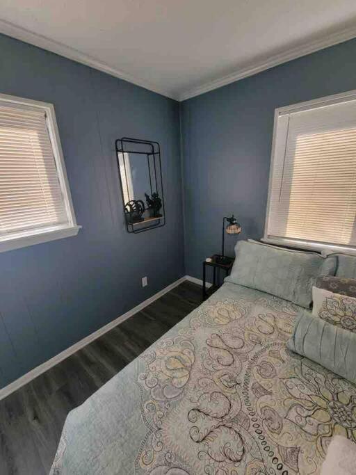 2022 Renovated 2-bdrm Cozy, Lovely W/parking! Apartment