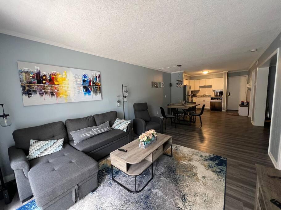 2022 Renovated 2-bdrm Cozy, Lovely W/parking! Apartment *