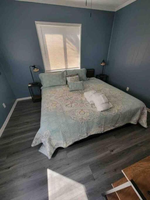 2022 Renovated 2-bdrm Cozy, Lovely W/parking! Apartment