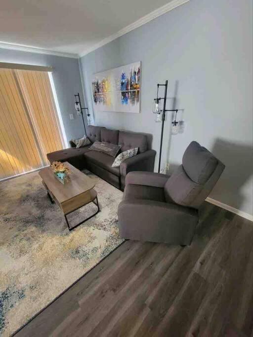 2022 Renovated 2-bdrm Cozy, Lovely W/parking! *