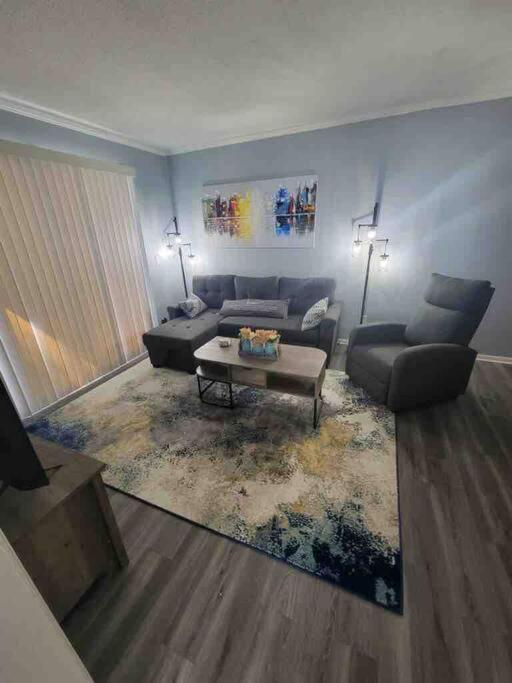 Apartment 2022 Renovated 2-bdrm Cozy, Lovely W/parking!