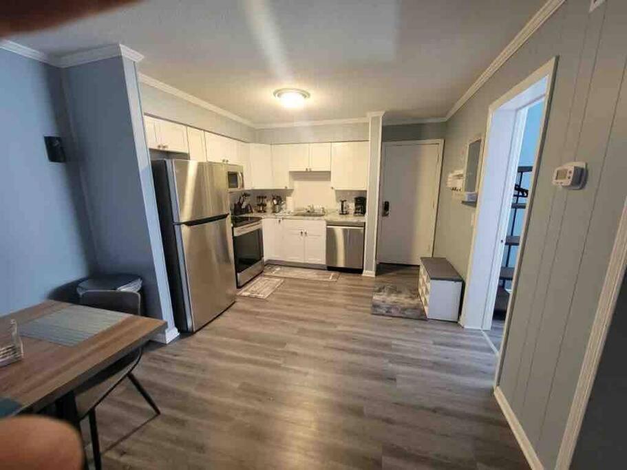 Apartment 2022 Renovated 2-bdrm Cozy, Lovely W/parking! *