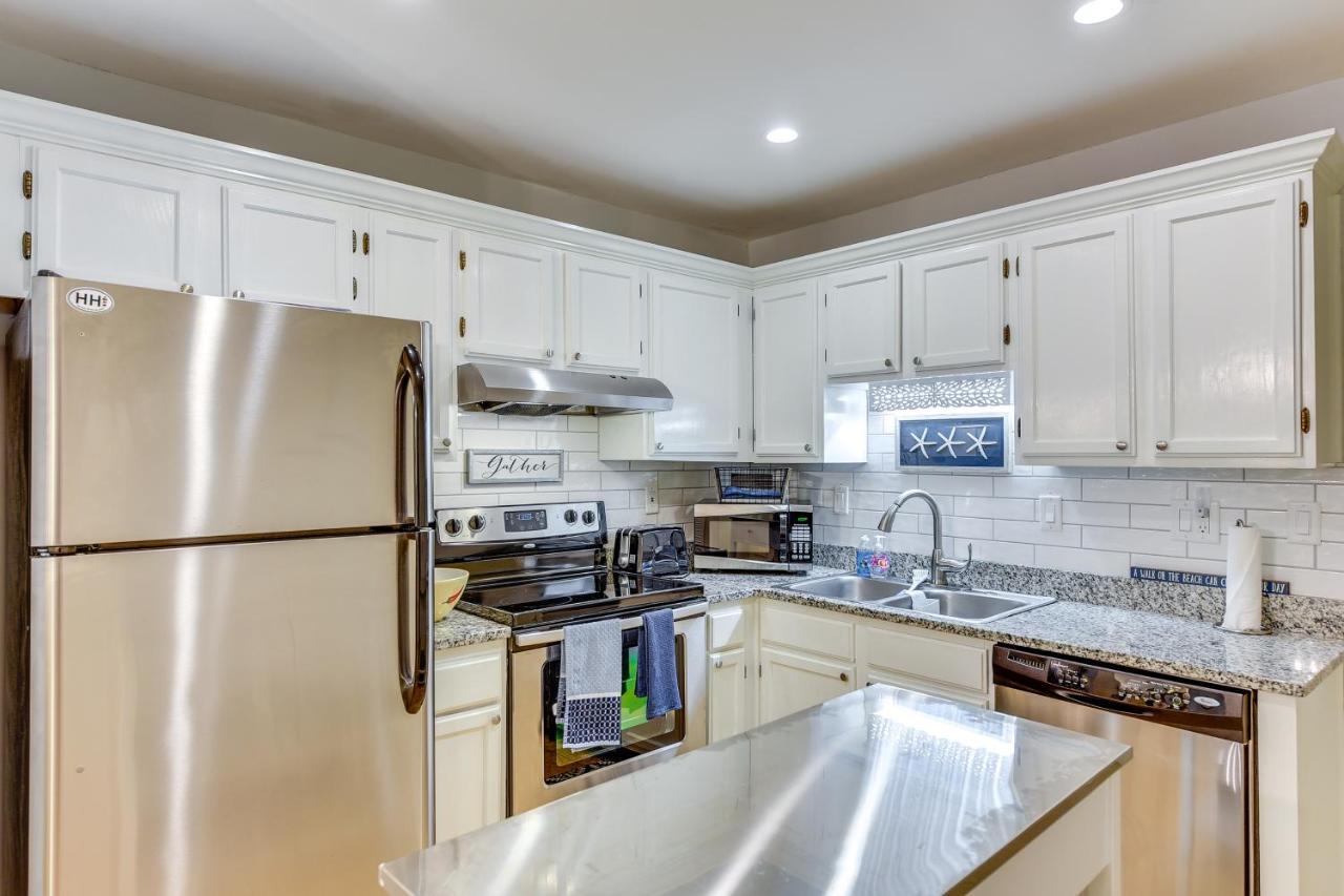 Hilton Head With Porch - Walk To And Pool! *