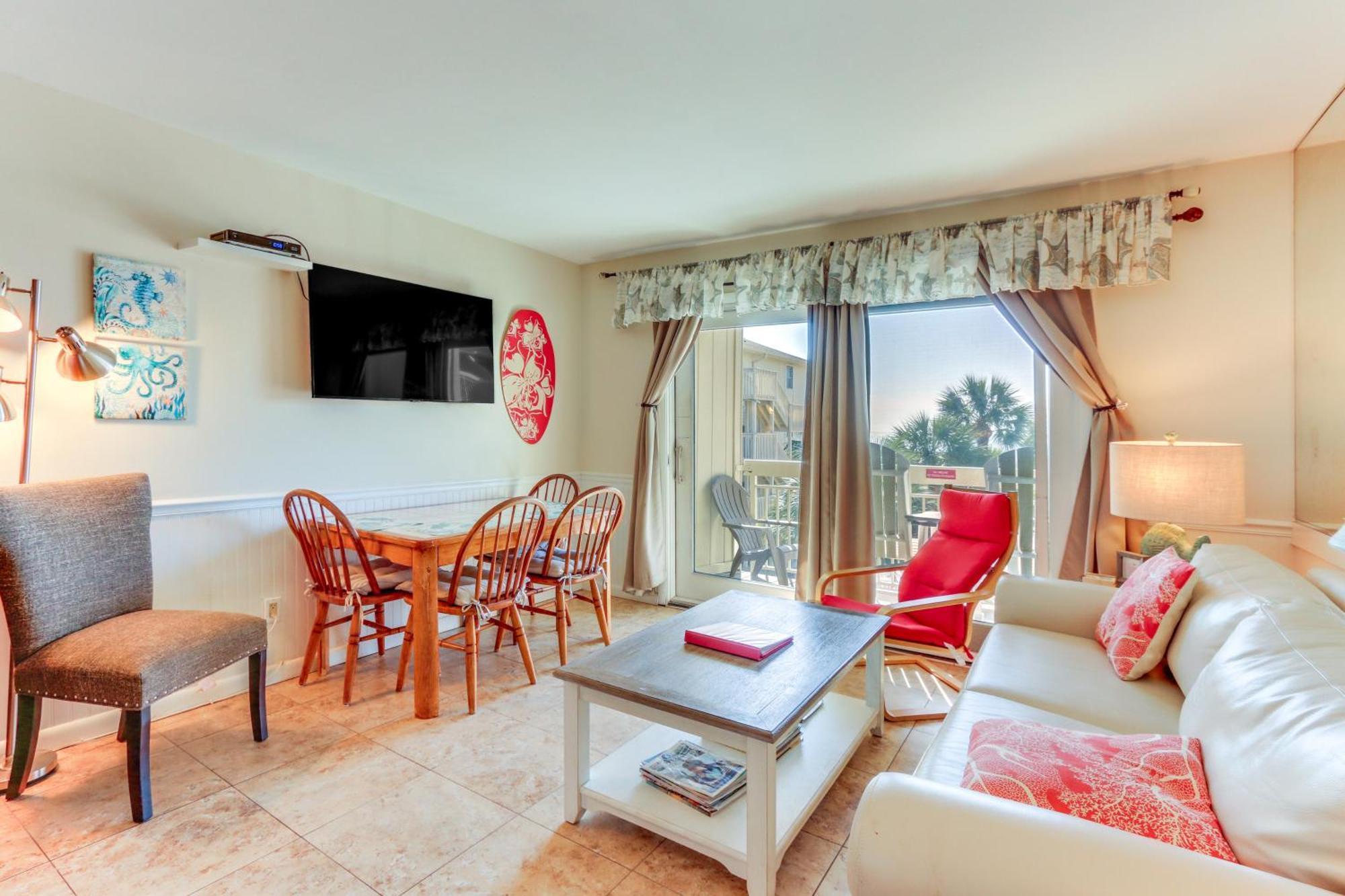 Beachfront With Ocean-view Balcony! Apartment *