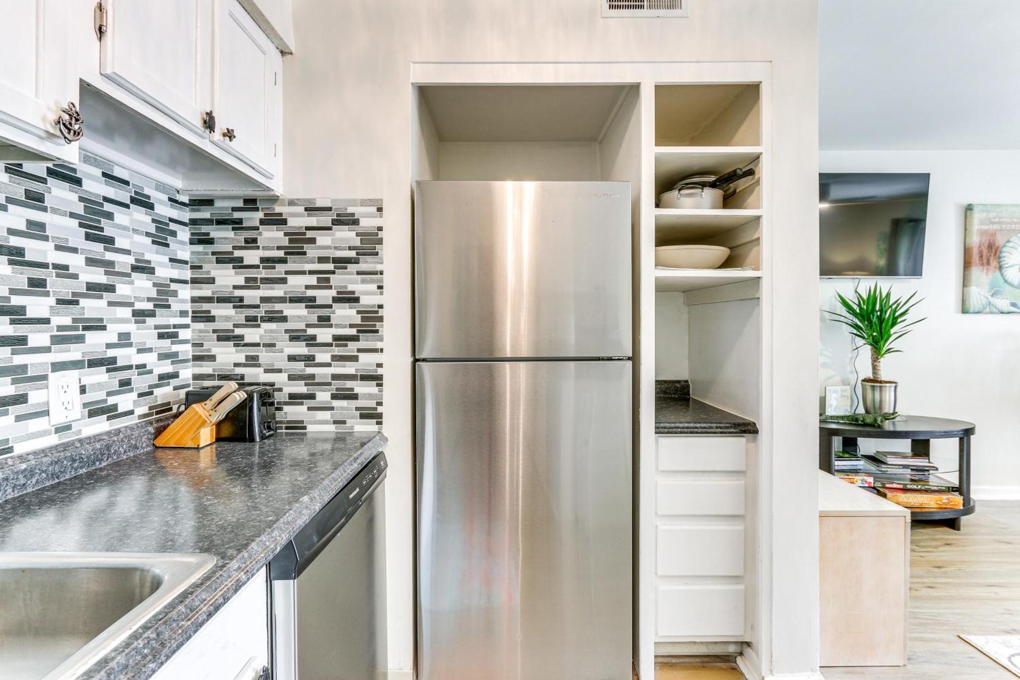 Apartment With Coligny Access!