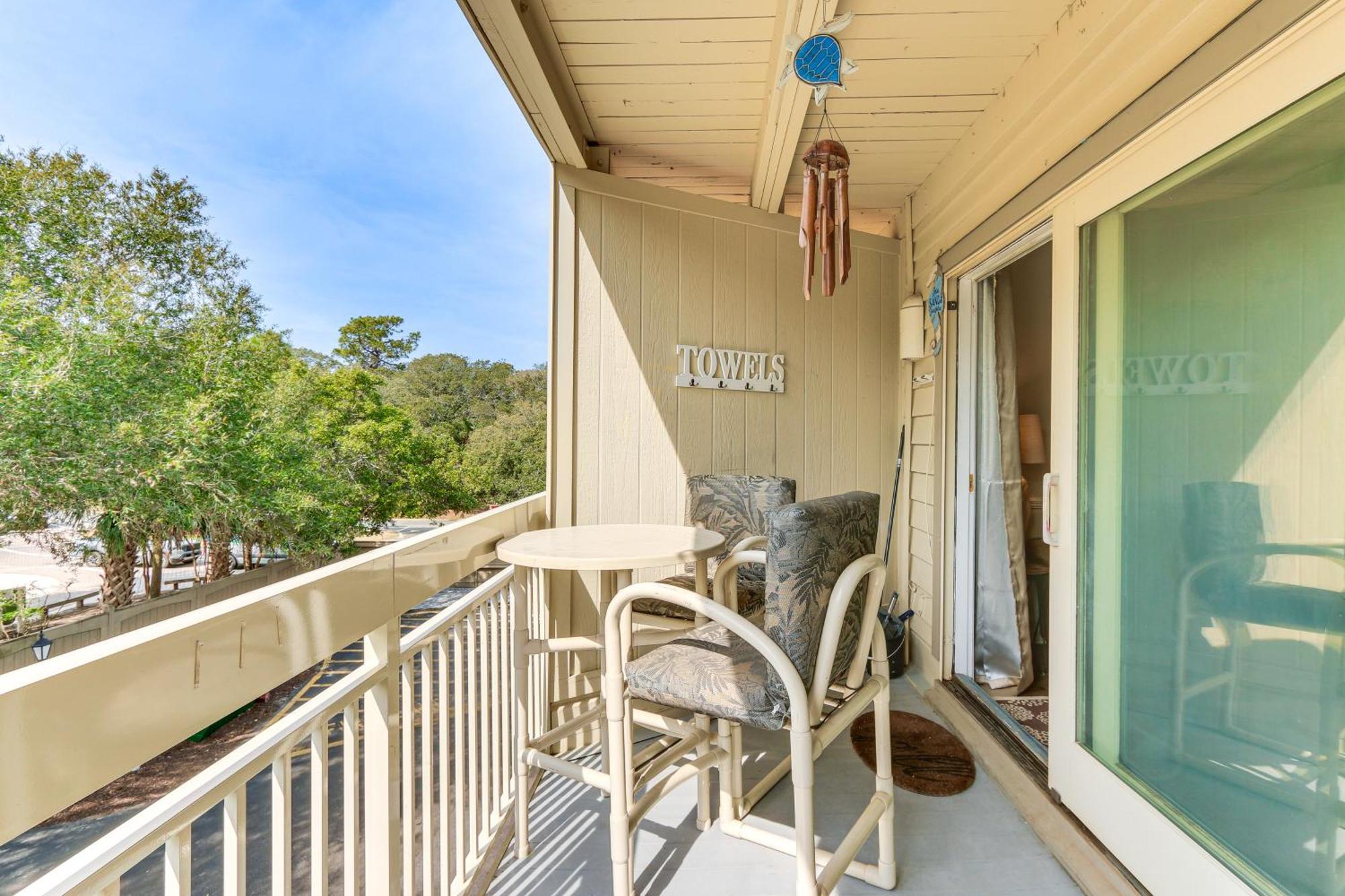 Apartment With Coligny Access!