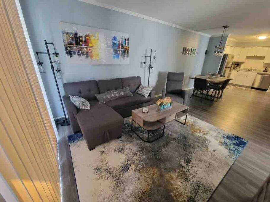 2022 Renovated 2-bdrm Cozy, Lovely W/parking! Apartment