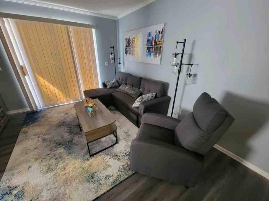 Apartment 2022 Renovated 2-bdrm Cozy, Lovely W/parking!