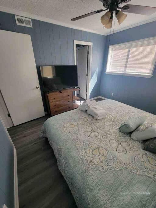 2022 Renovated 2-bdrm Cozy, Lovely W/parking! Apartment
