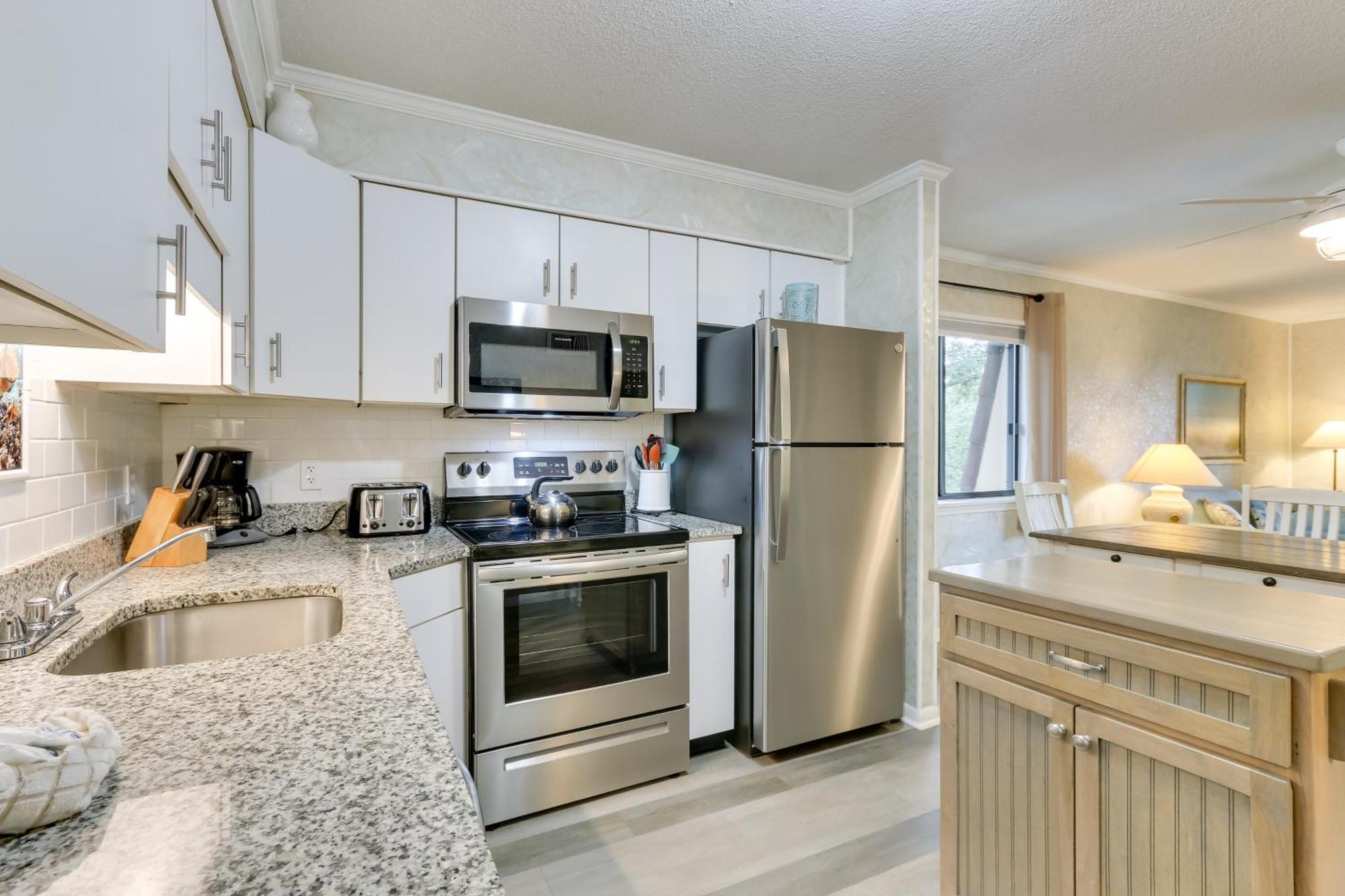 Apartment Hilton Head With Balcony And Pool, Walk To Hilton Head Island