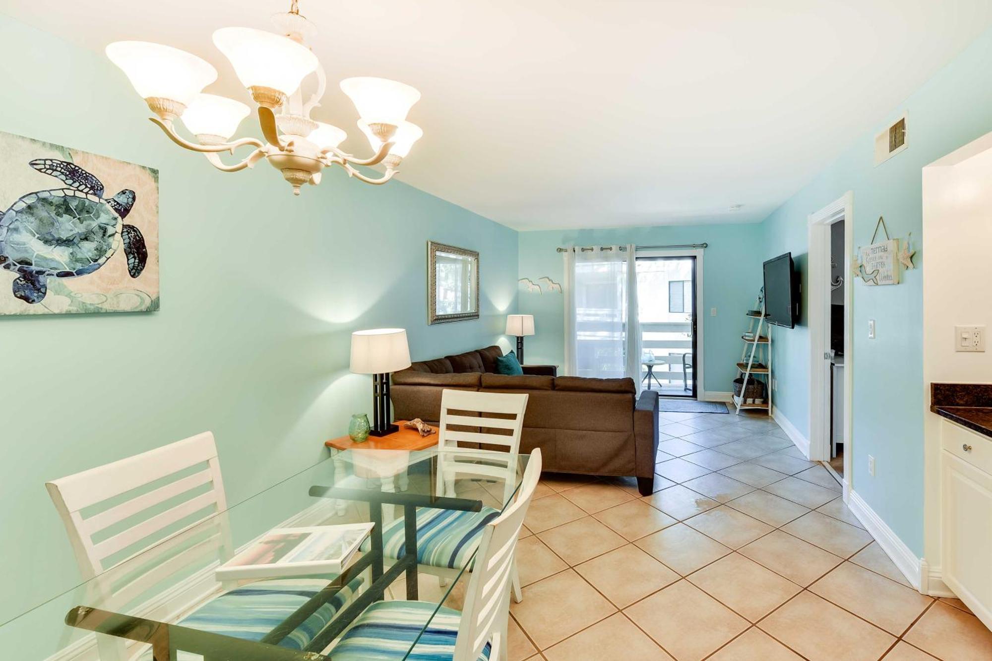 Apartment Hilton Head Pool Deck Access, Walk To Hilton Head Island