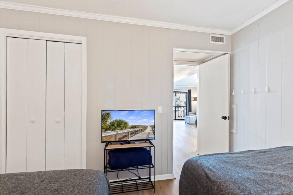 Apartment Lover's Paradise. On The Beach. Sleeps 8. *