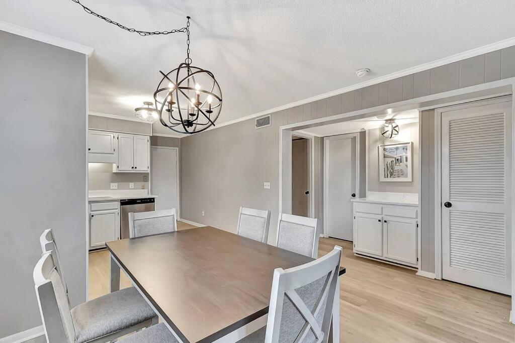Apartment Lover's Paradise. On The Beach. Sleeps 8. Hilton Head Island