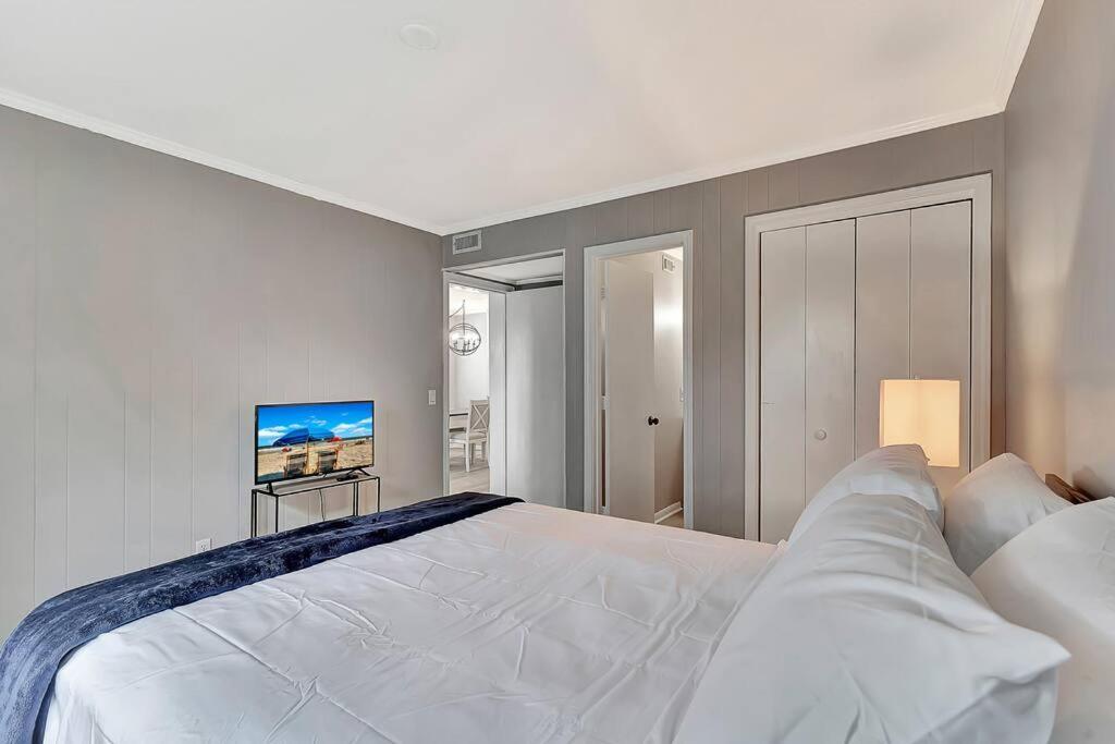 Apartment Lover's Paradise. On The Beach. Sleeps 8. Hilton Head Island