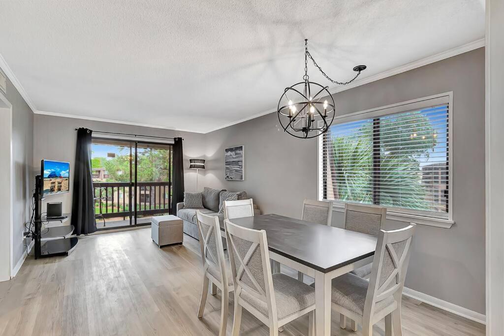Apartment Lover's Paradise. On The Beach. Sleeps 8.