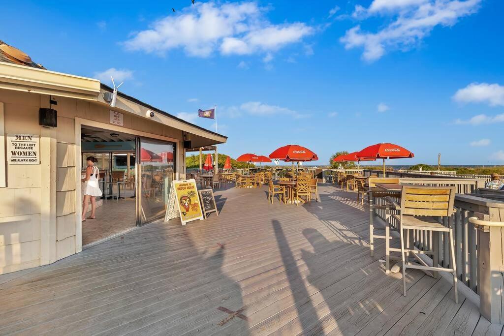 Apartment Lover's Paradise. On The Beach. Sleeps 8. Hilton Head Island