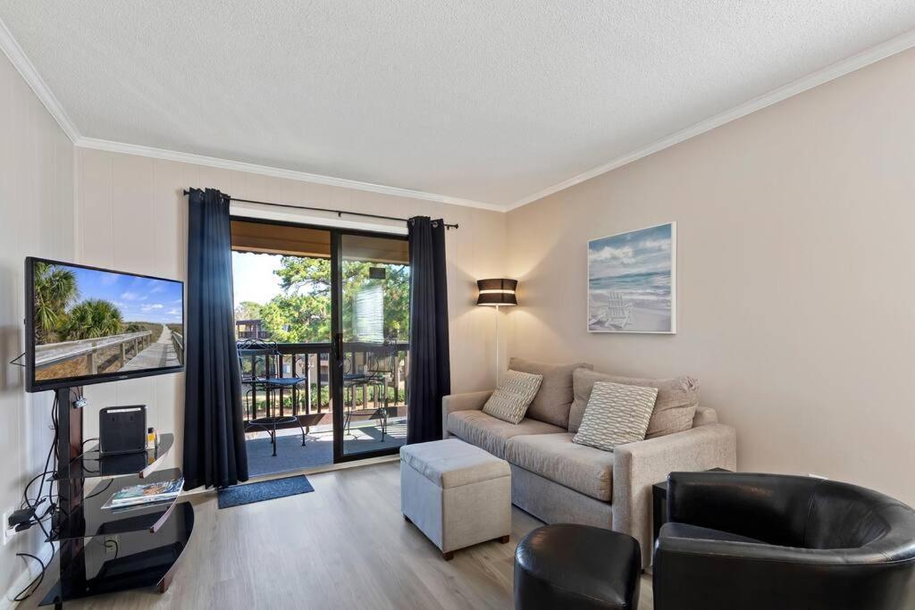 Apartment Lover's Paradise. On The Beach. Sleeps 8.