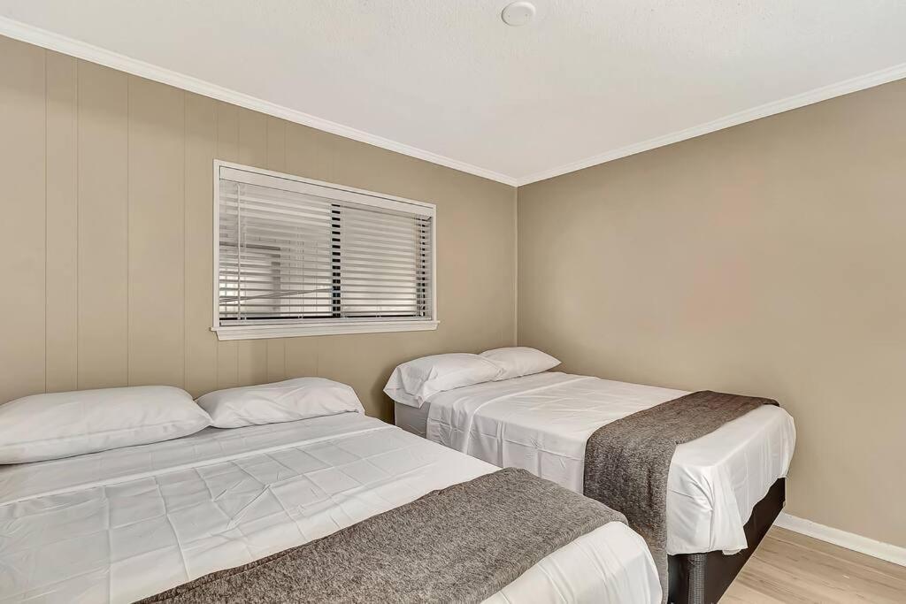 Apartment Lover's Paradise. On The Beach. Sleeps 8. *