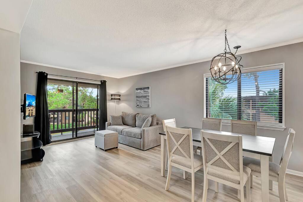 Apartment Lover's Paradise. On The Beach. Sleeps 8. Hilton Head Island
