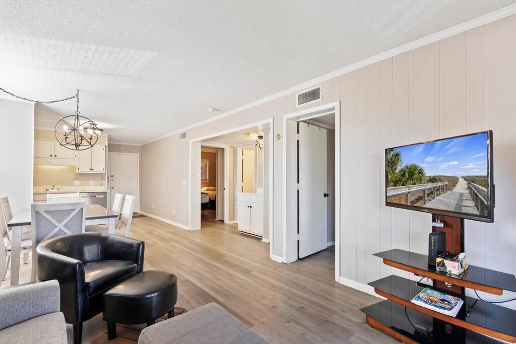 Apartment Lover's Paradise. On The Beach. Sleeps 8. Hilton Head Island