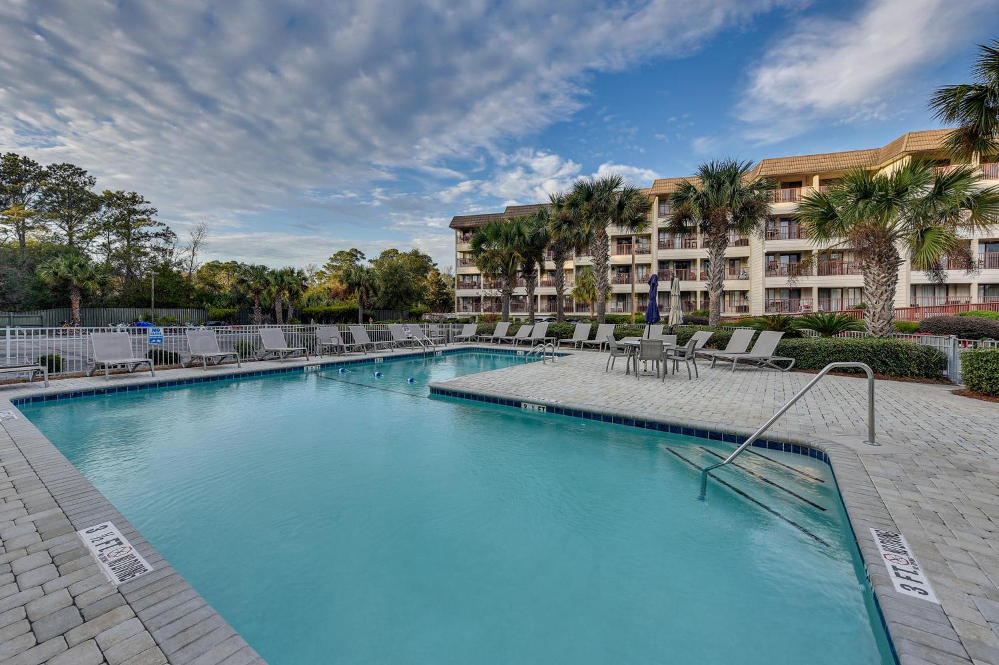 Hilton Head With Deck - Walk To And Pool! Apartment *