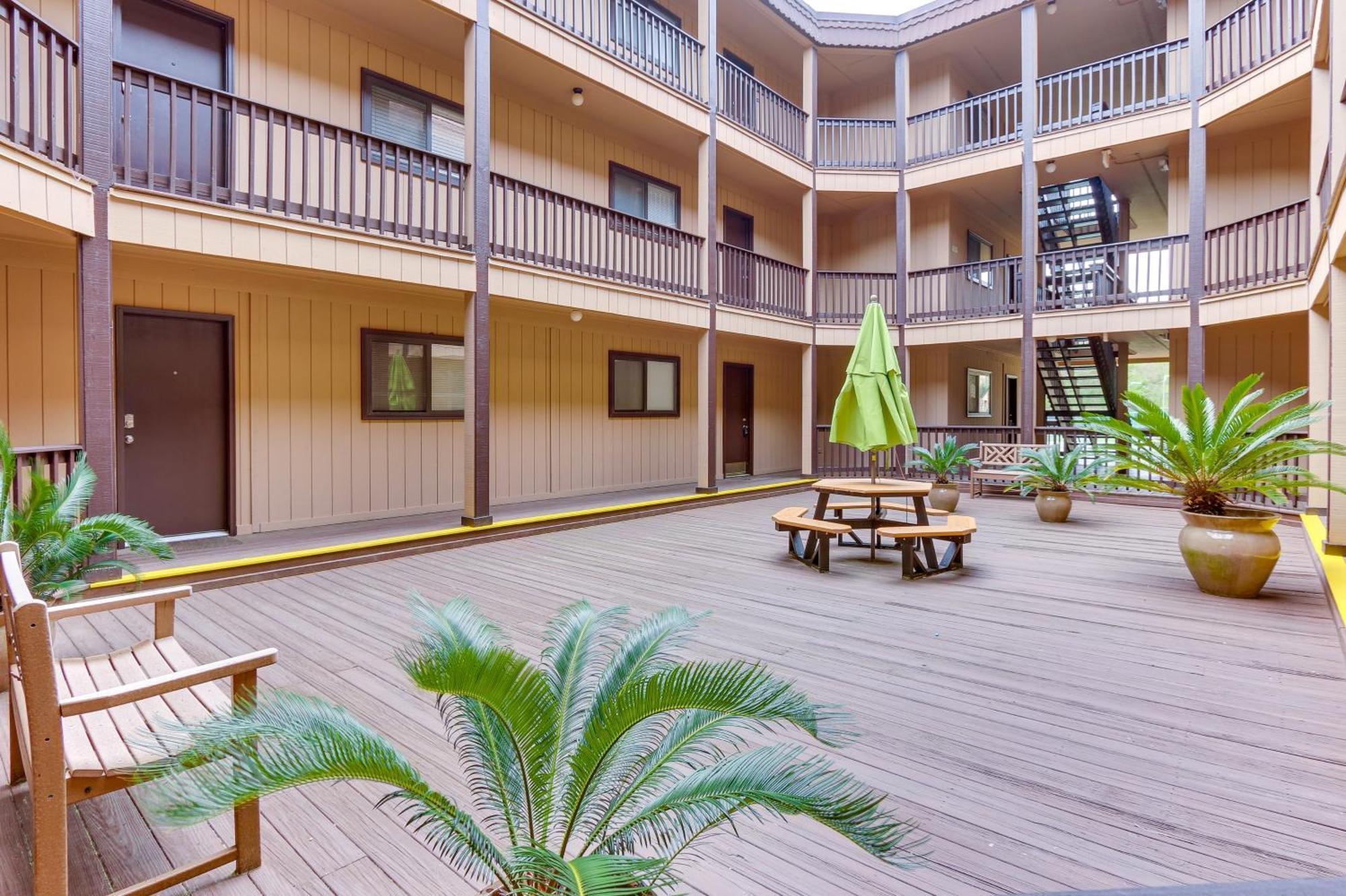 Hilton Head With Deck - Walk To And Pool!