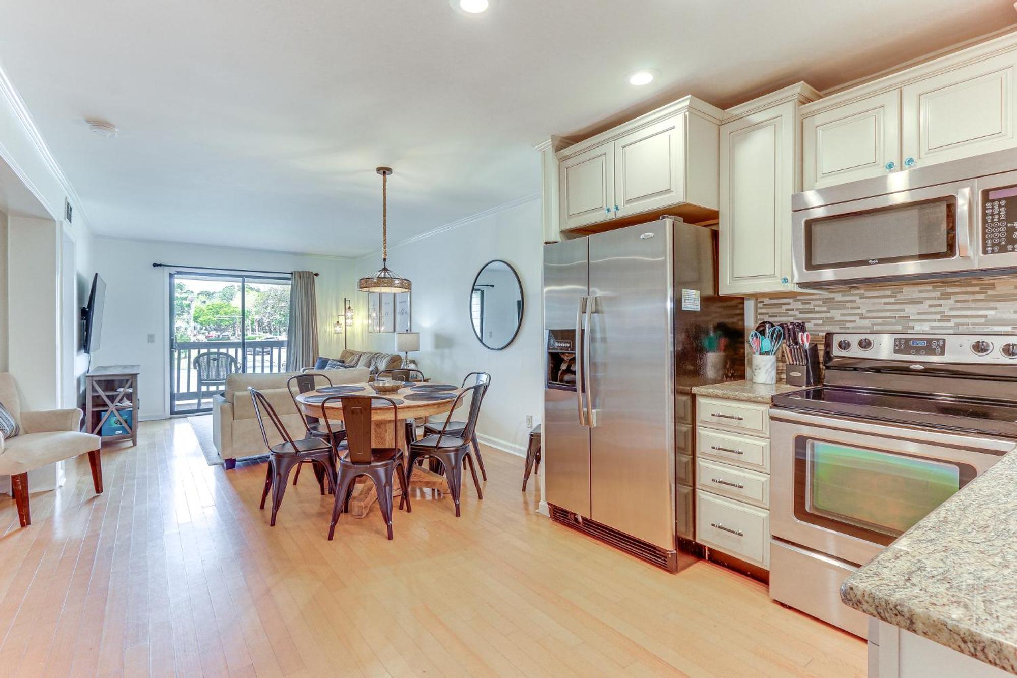 Hilton Head With Deck - Walk To And Pool!