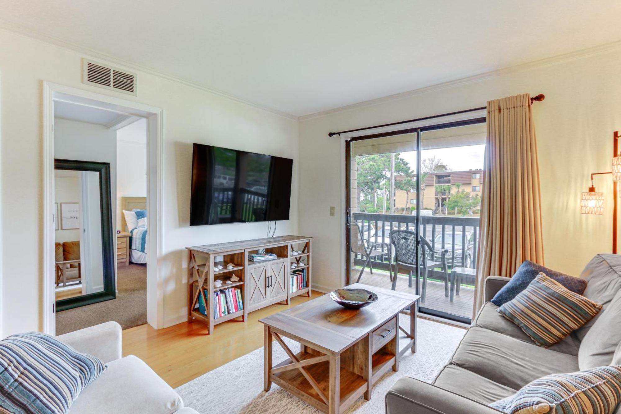 Hilton Head With Deck - Walk To And Pool! Apartment *