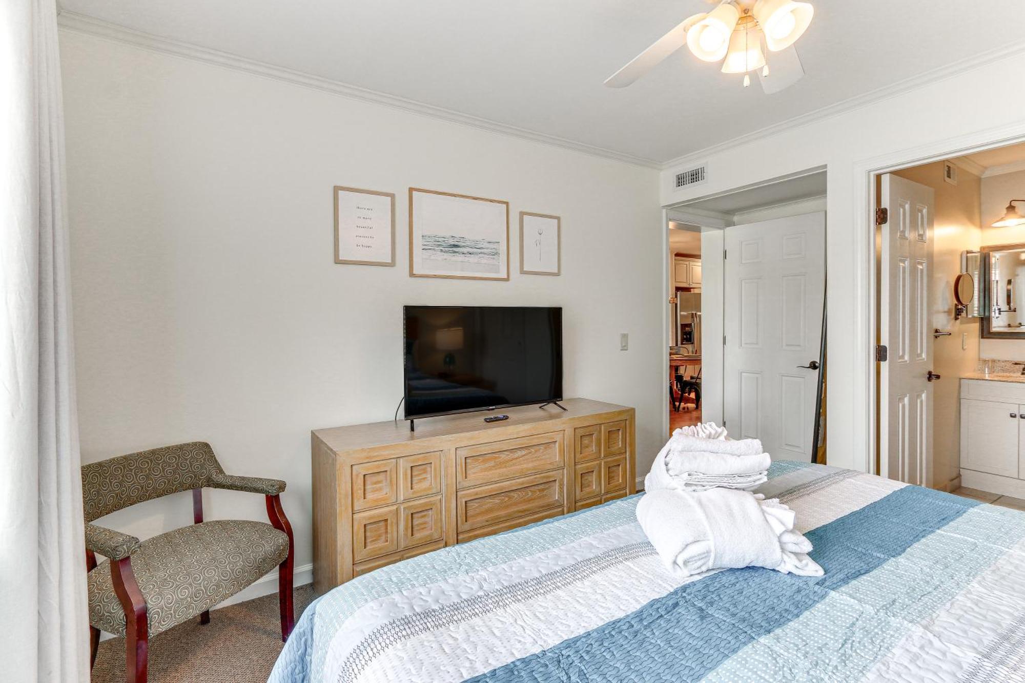 Hilton Head With Deck - Walk To And Pool!
