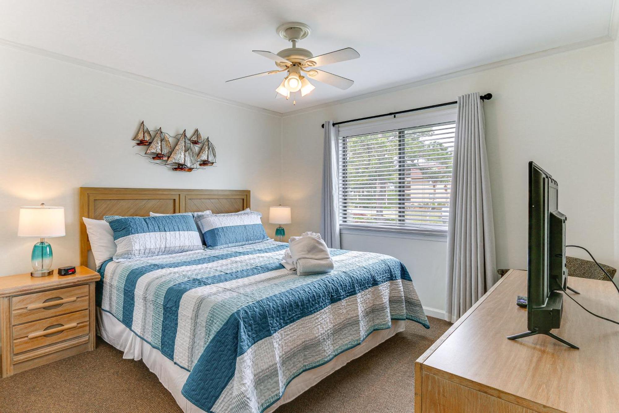 Hilton Head With Deck - Walk To And Pool! *