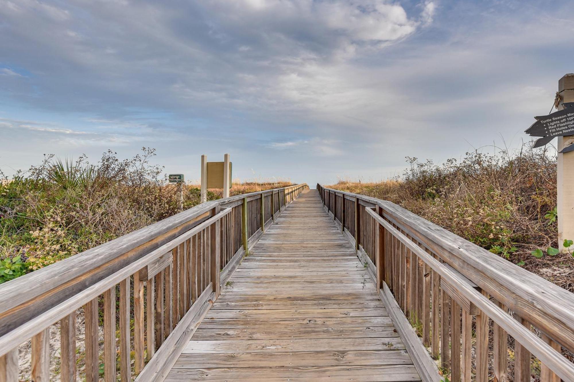 Hilton Head With Deck - Walk To And Pool!