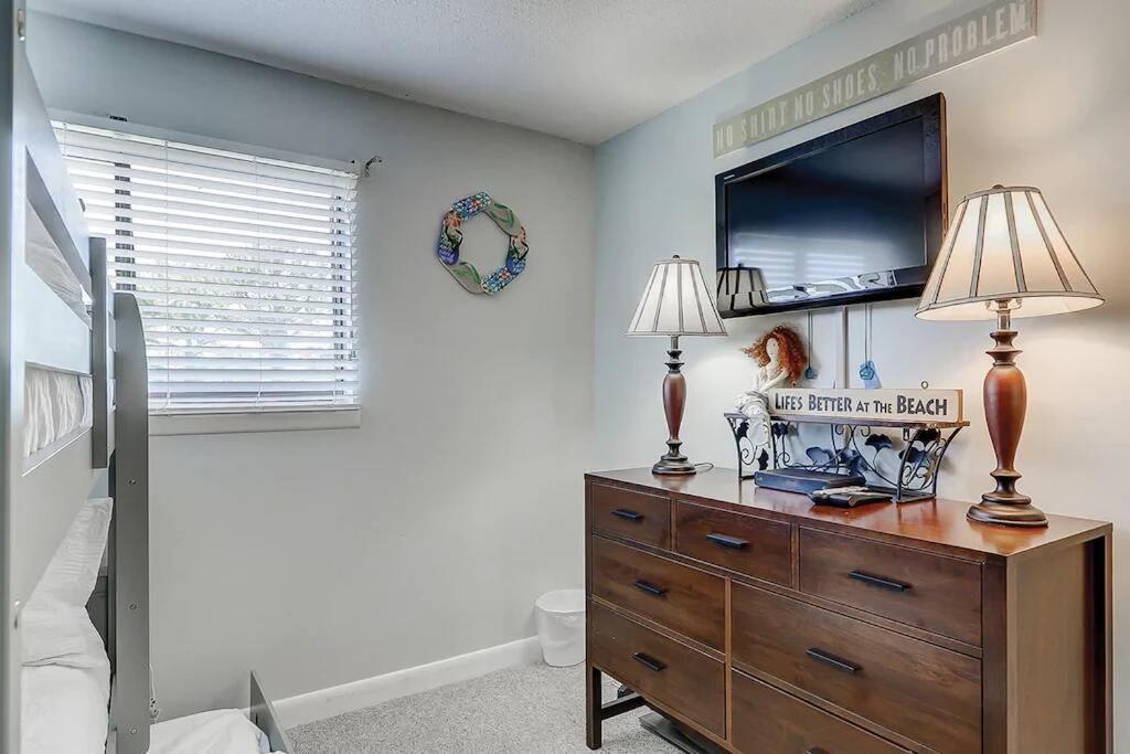 Breeze- 2 Bedroom Pools, Hot Tub, Tennis, Apartment
