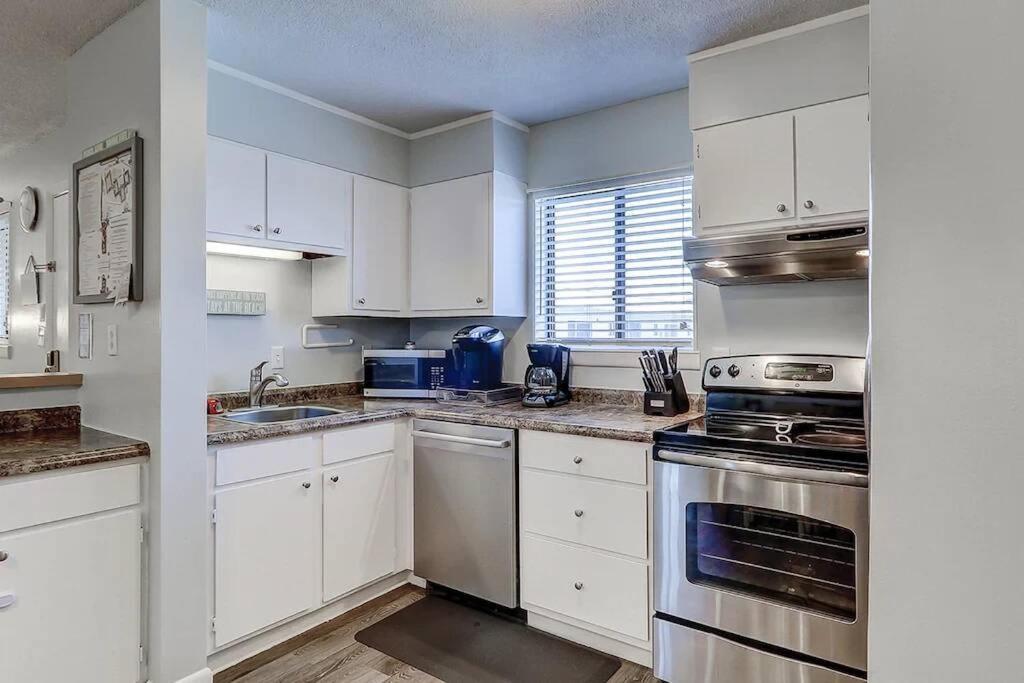 Apartment Breeze- 2 Bedroom Pools, Hot Tub, Tennis,