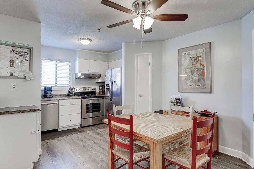 Apartment Breeze- 2 Bedroom Pools, Hot Tub, Tennis,