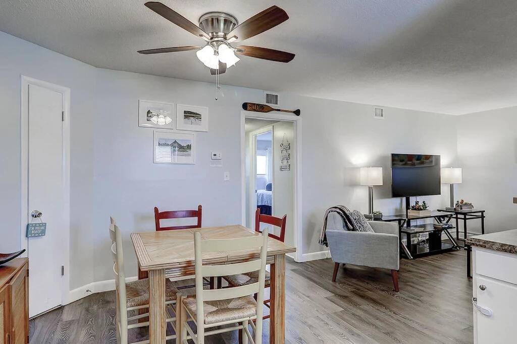 Breeze- 2 Bedroom Pools, Hot Tub, Tennis, Apartment *