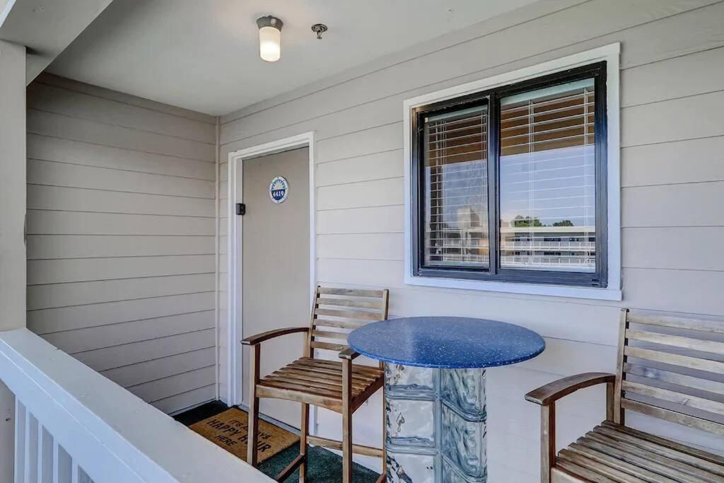 Breeze- 2 Bedroom Pools, Hot Tub, Tennis, Apartment