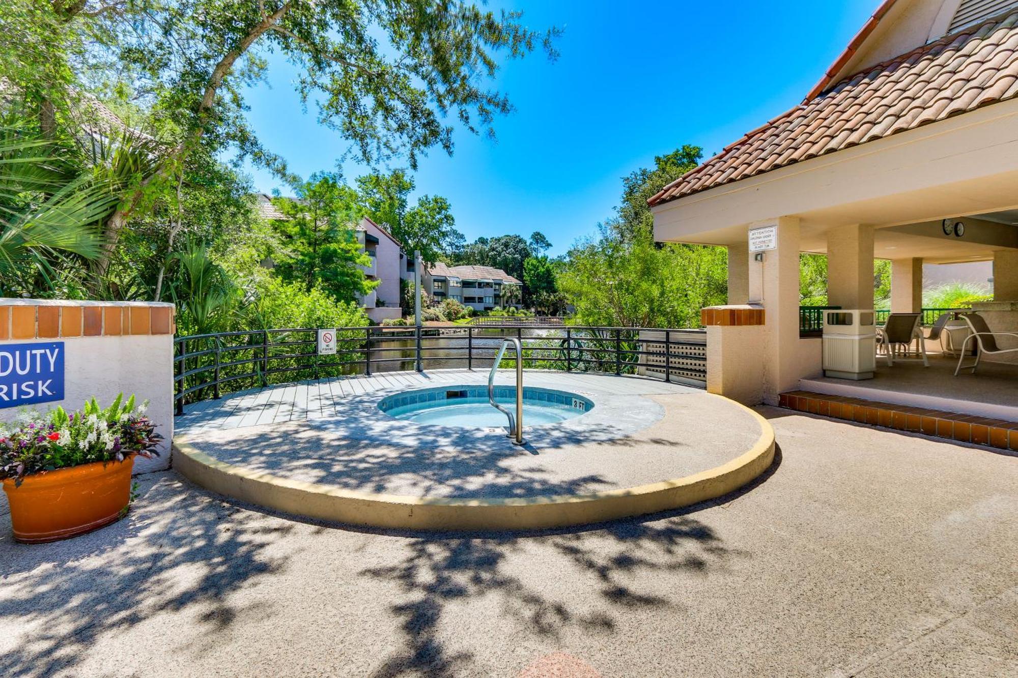2 Mi To Dog-friendly Hilton Head Condo!