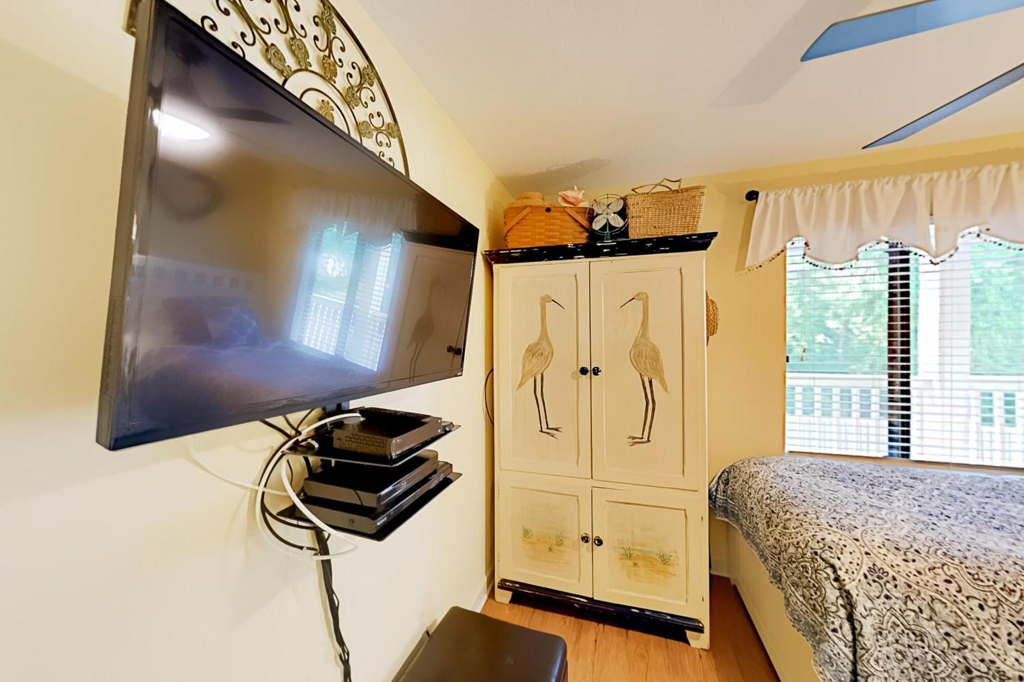 Apartment On Port Royal Sound Iii *