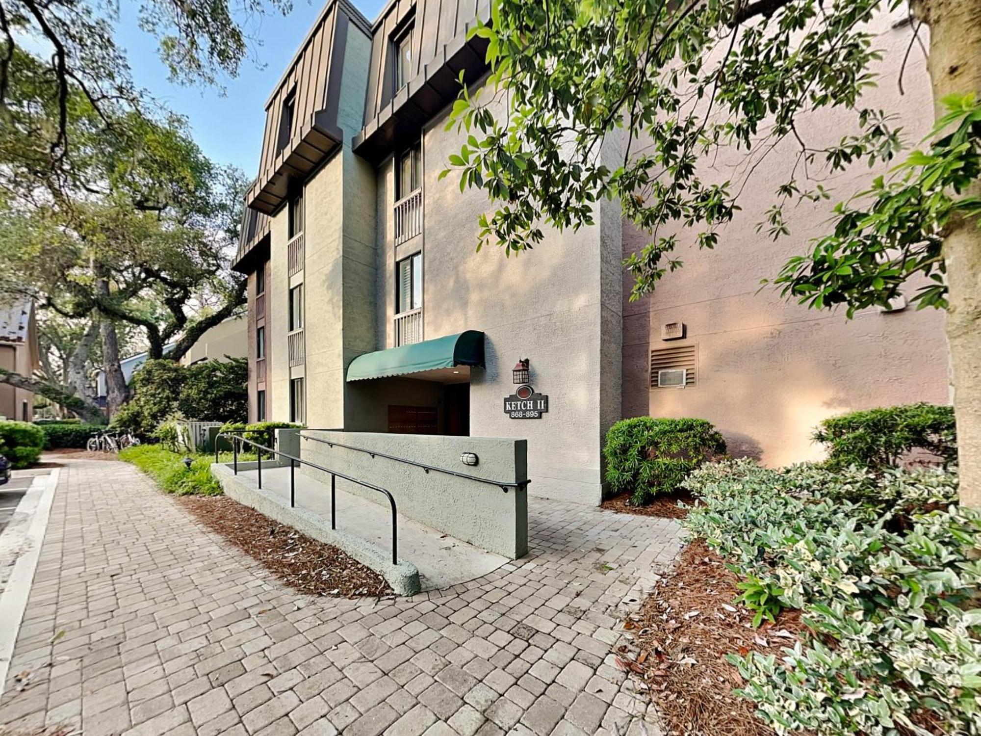 Ketch Court 893 *