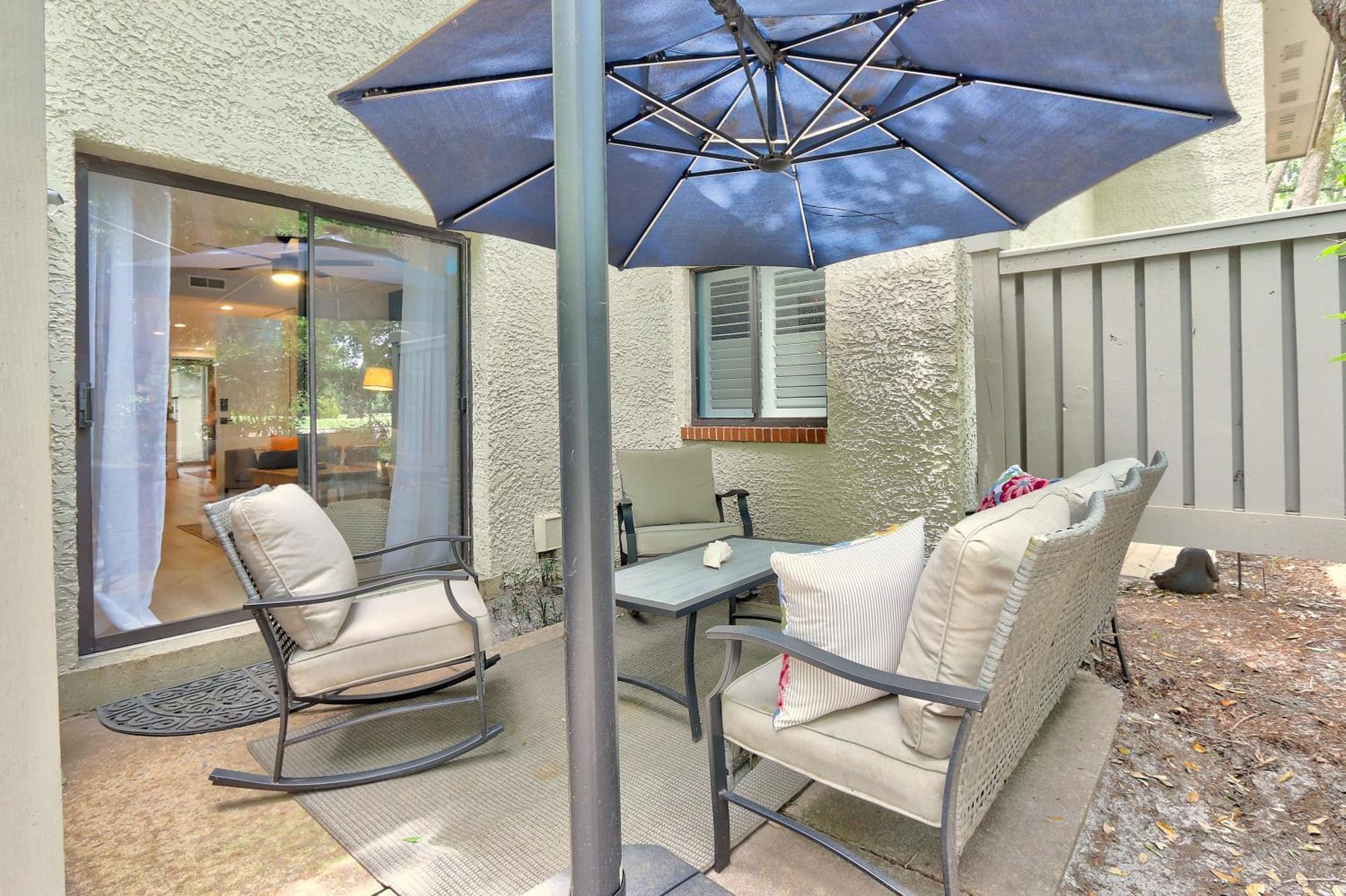 Walk To Pet Friendly Bbq Grill * Hilton Head Island