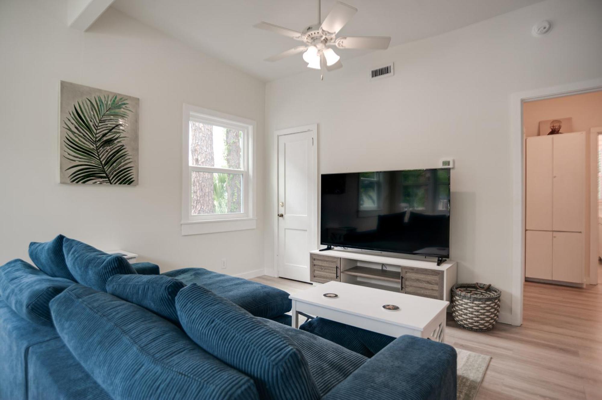 Holiday home Newly Renovated Duplex, Upper Unit, 4th Row From The *