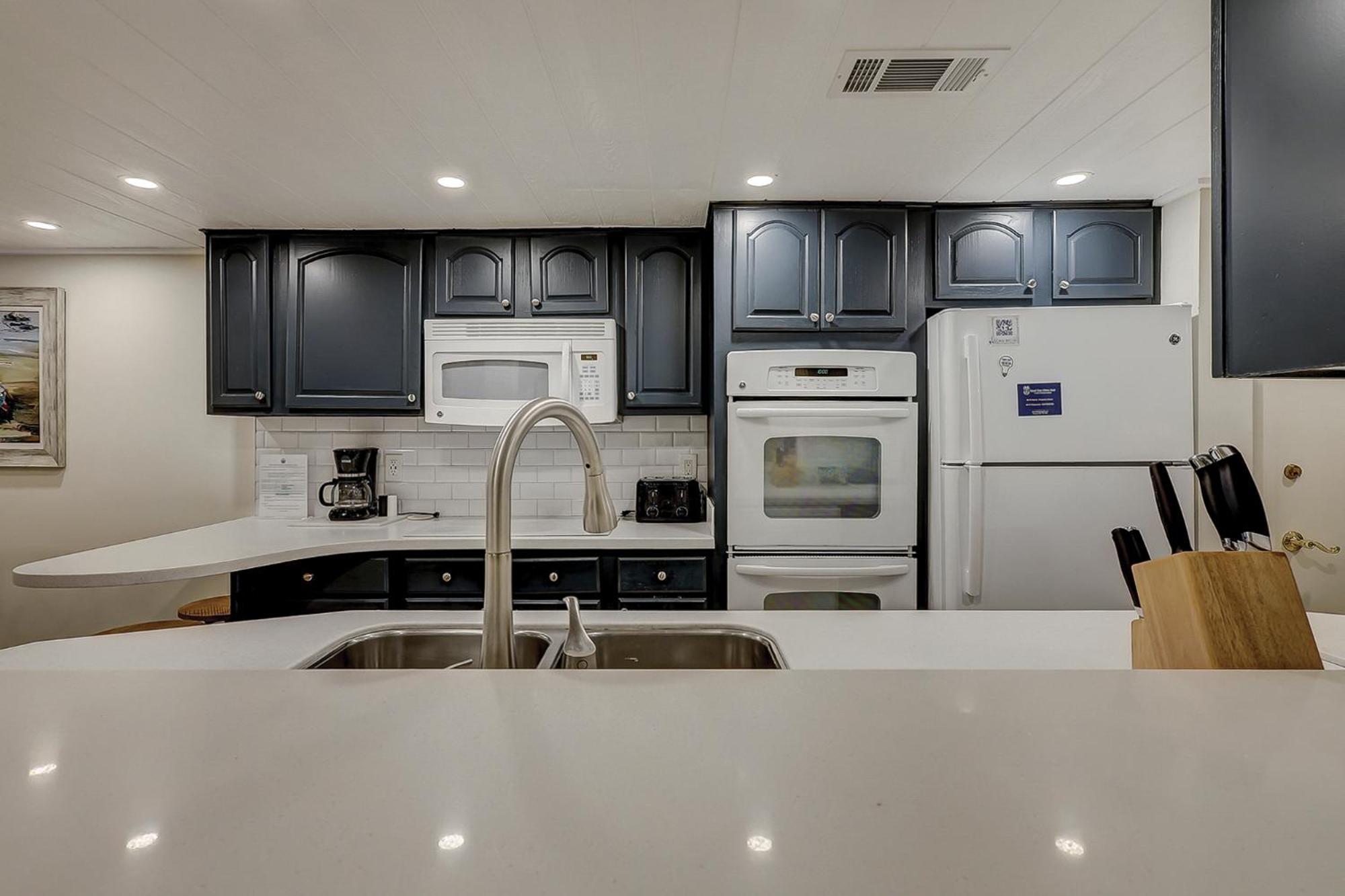 Holiday home Updated Luxury 3 Bedroom 3 Ba Townhome In Sea Pines Near Harbourtown Sleeps 8 Community Pool Pet Friendly *