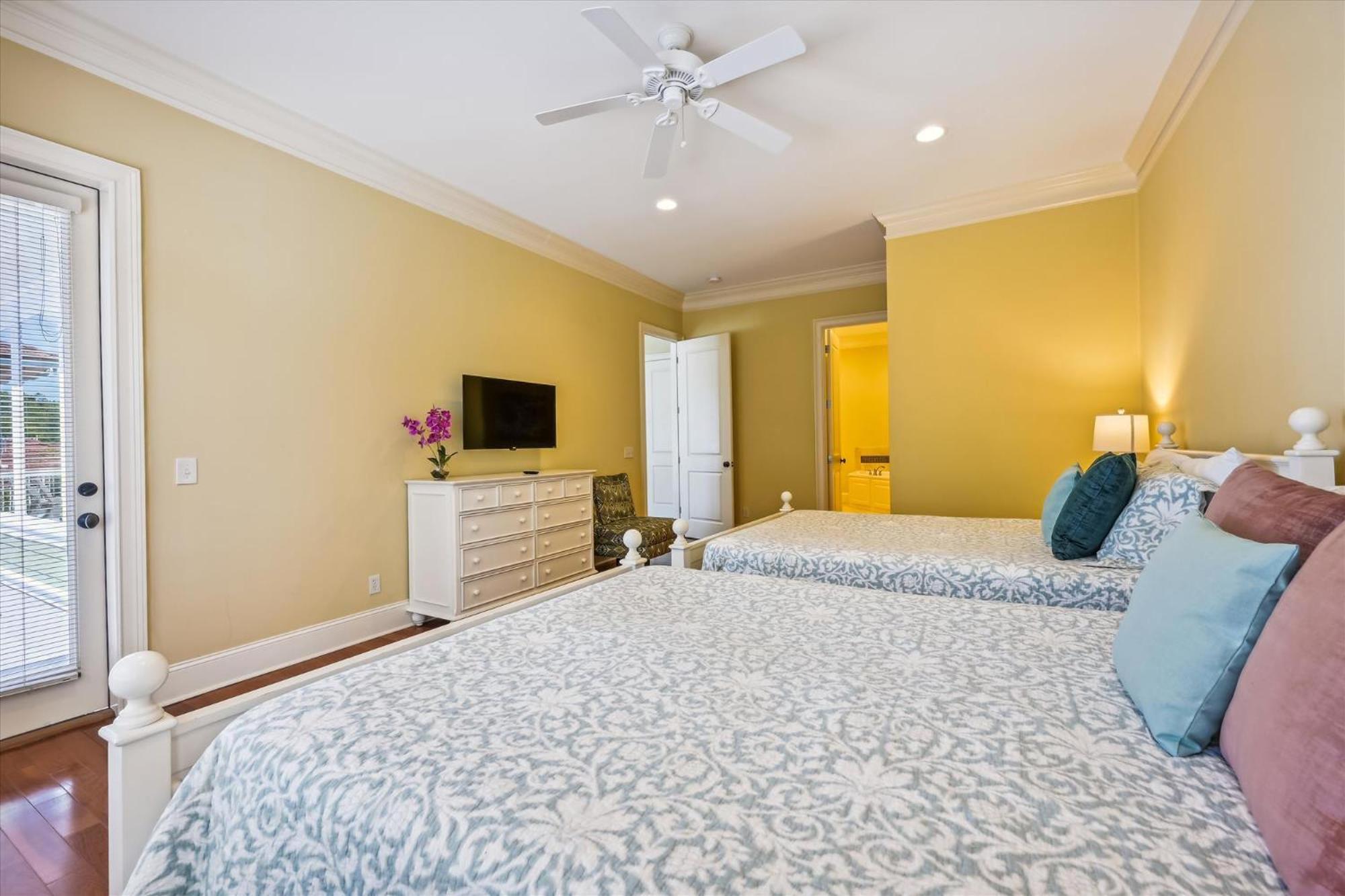 18 Dollar Road- Oceanfront, Large Private Pool, Hot Tub Free Activities Included