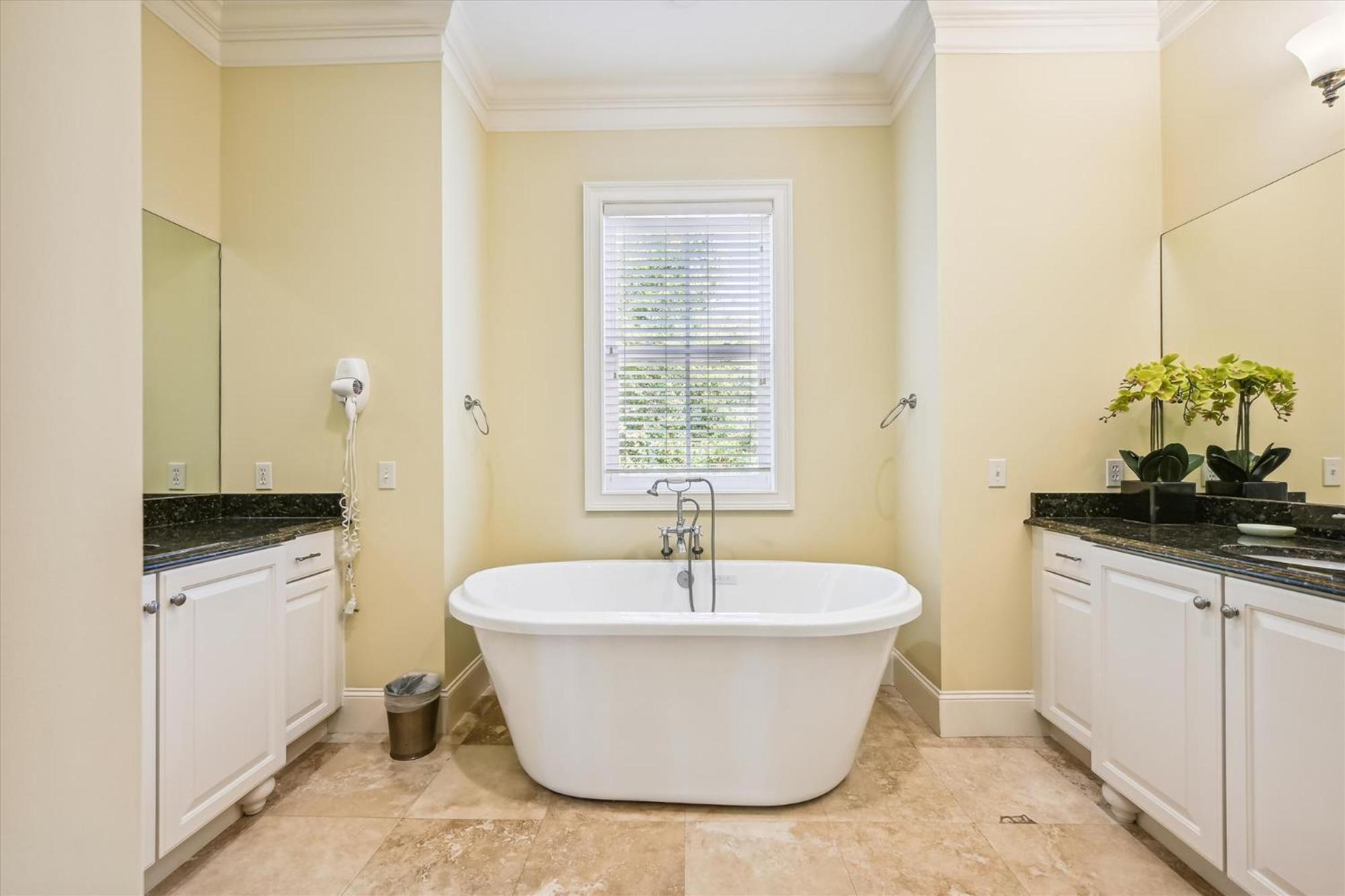 18 Dollar Road- Oceanfront, Large Private Pool, Hot Tub Free Activities Included Holiday home