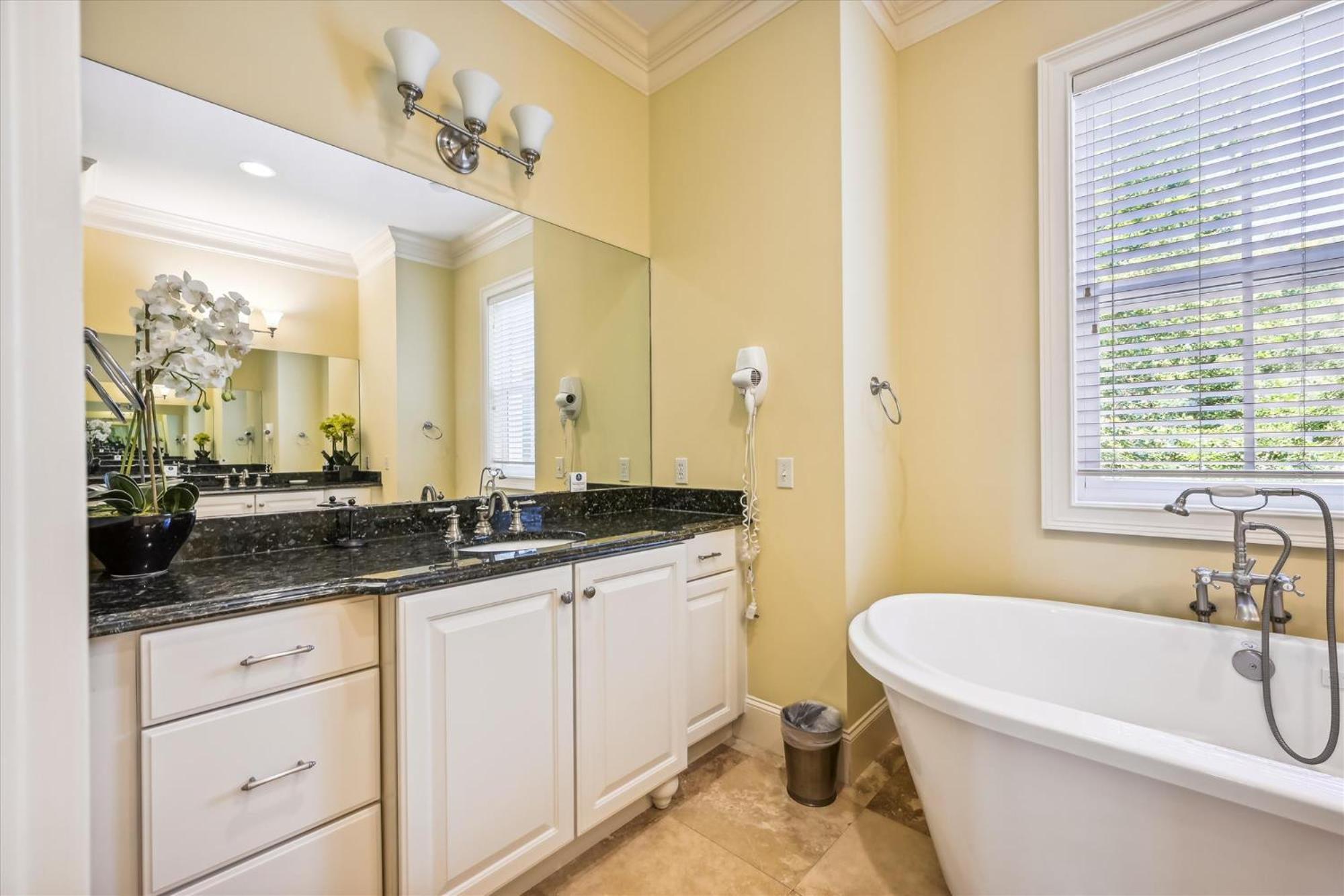 18 Dollar Road- Oceanfront, Large Private Pool, Hot Tub Free Activities Included