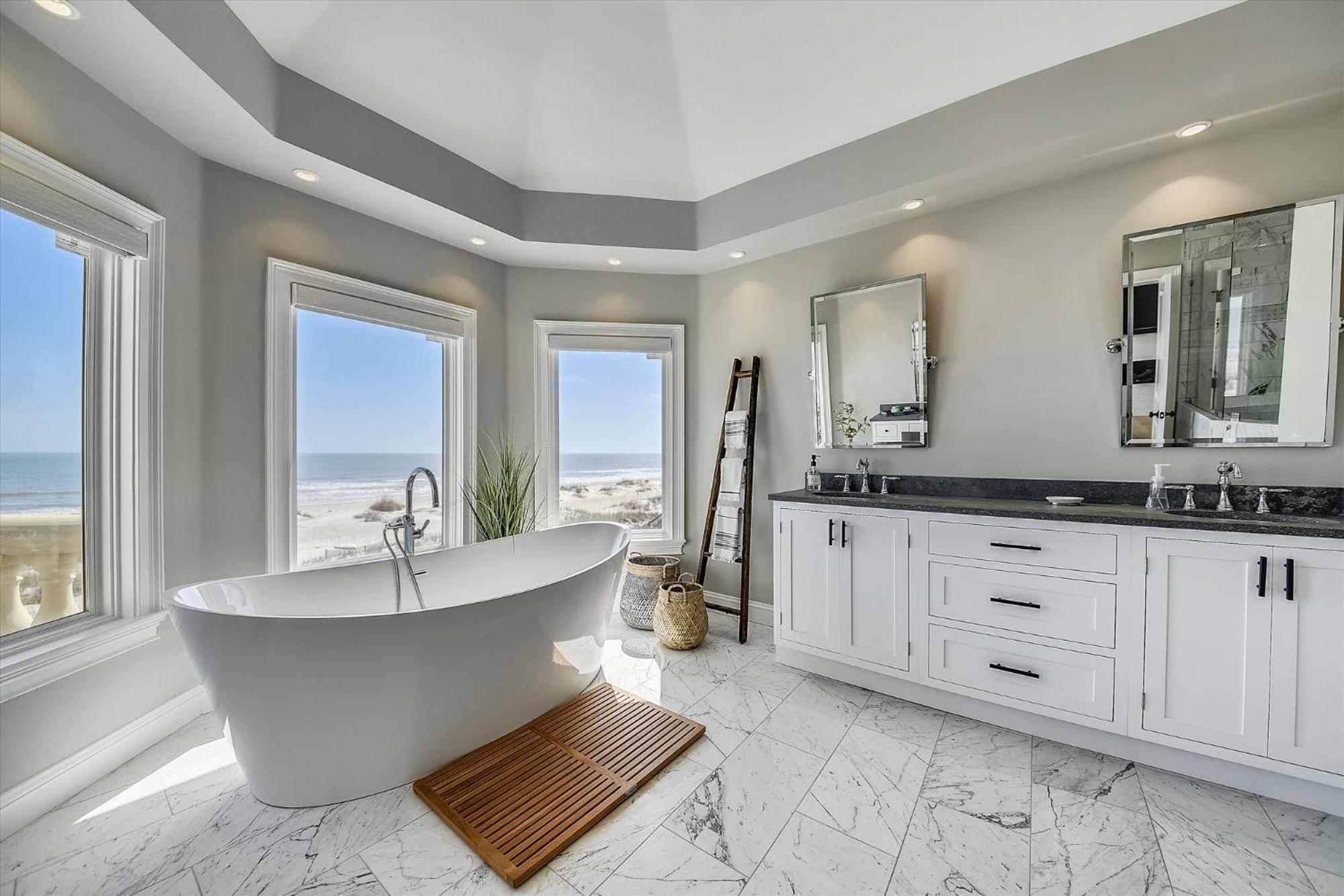 14 Collier Road- Oceanfront, Private Pool, Free Activities Included Holiday home
