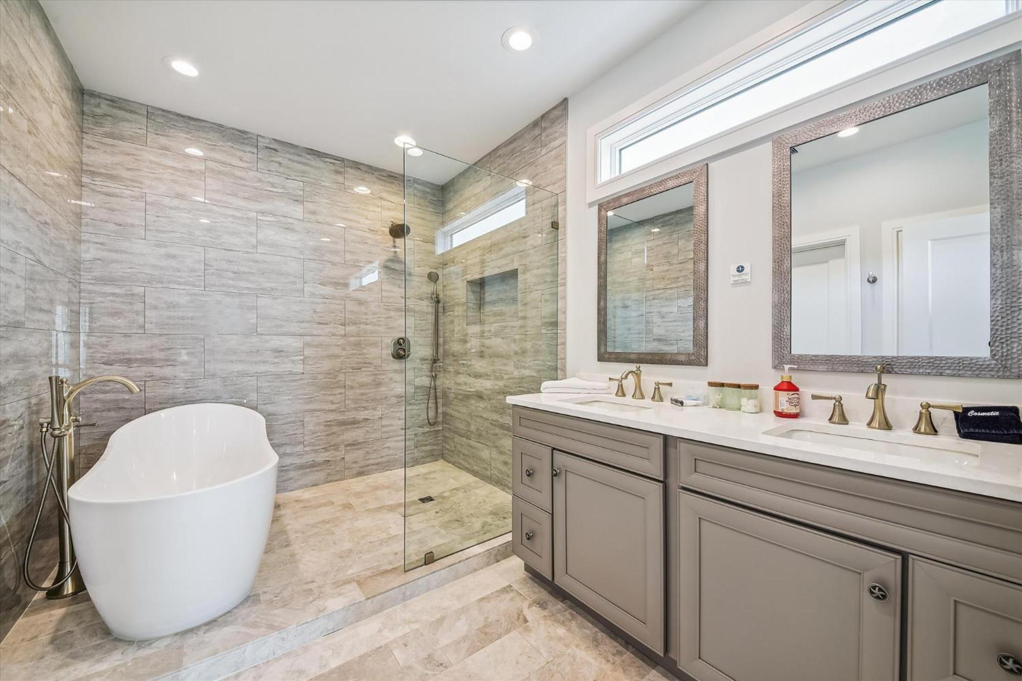 10 Collier Beach- Oceanfront, Private Access, Heatable Pool, Free Activities Included Holiday home